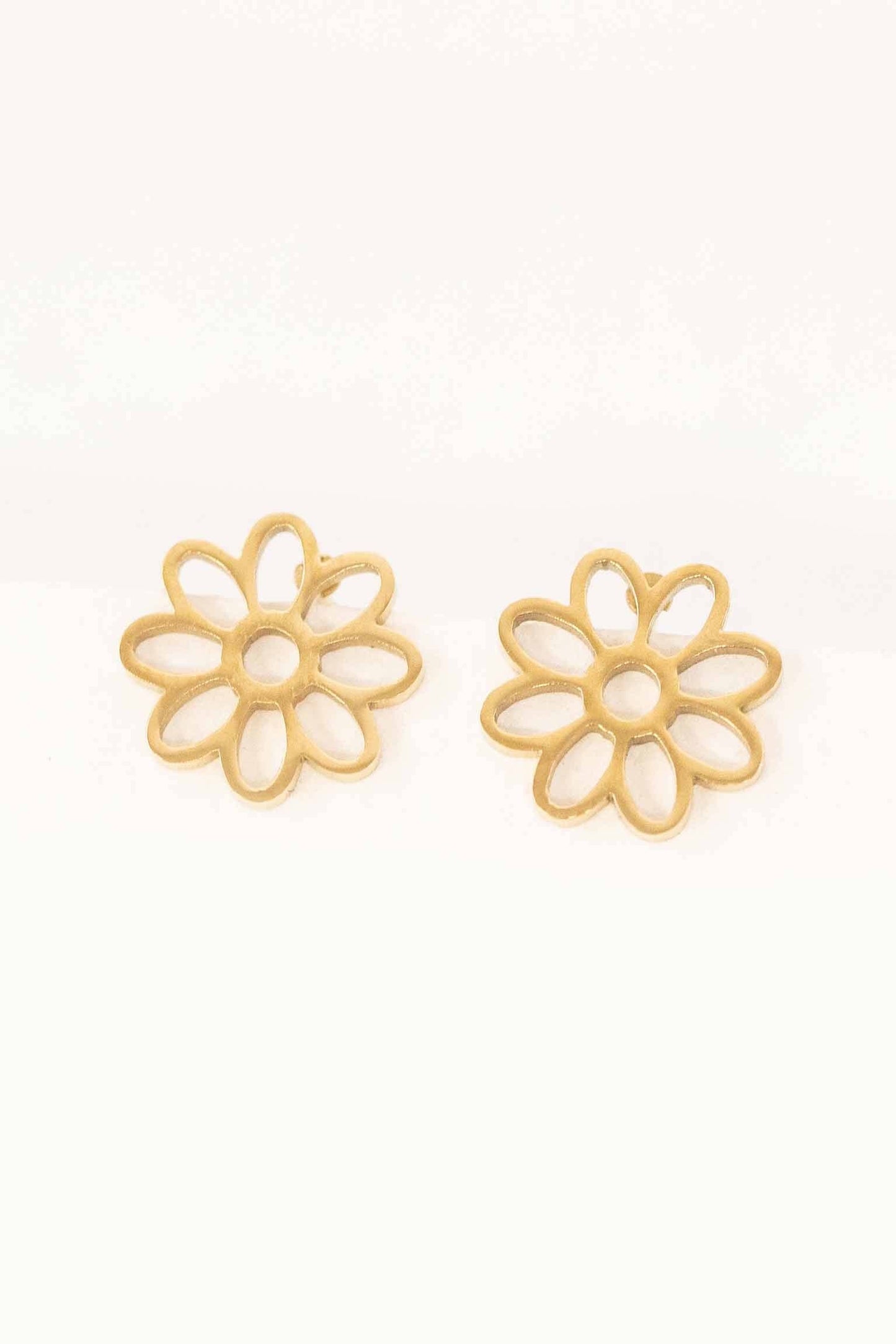 Daisy Outline Stud Earrings | Gold
