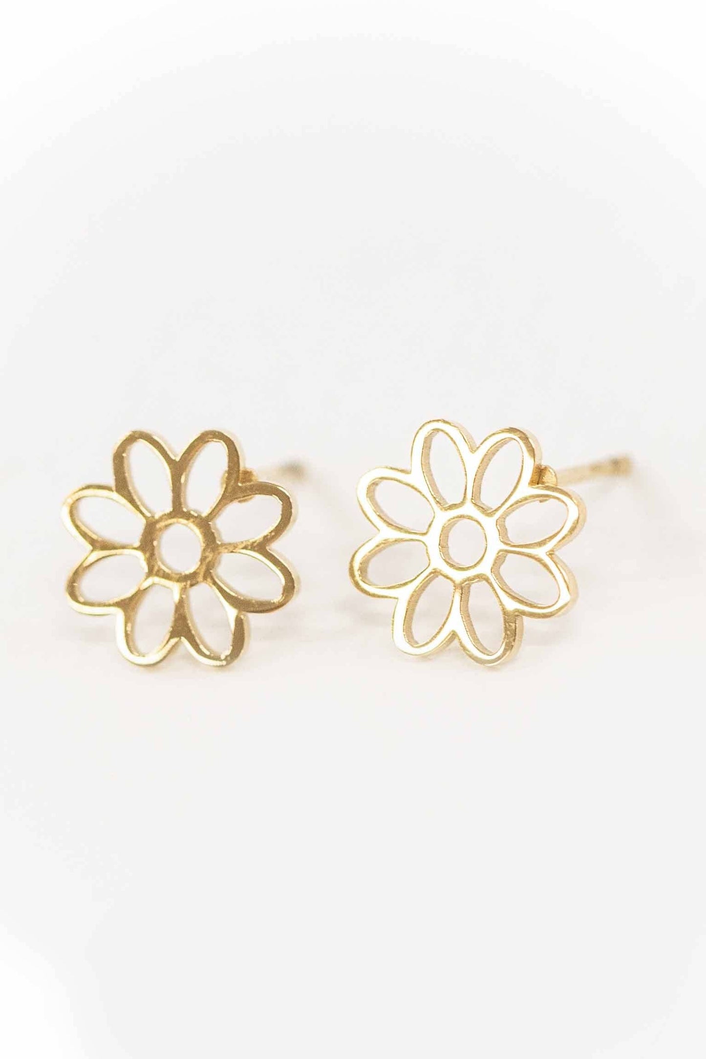Daisy Outline Stud Earrings | Gold