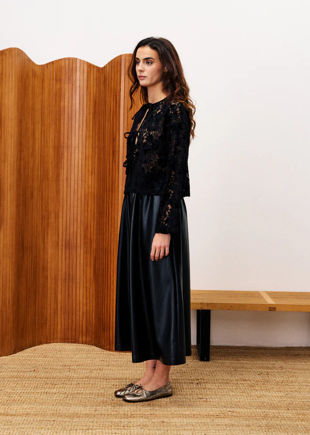 Akita Black Top